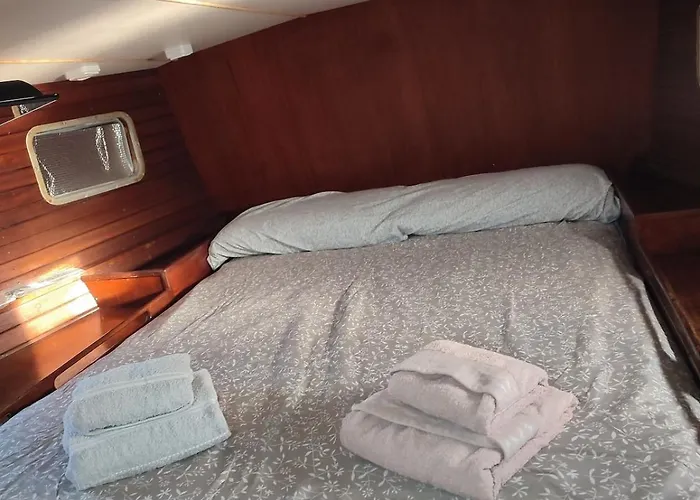 Romantic Sailboat 발렌시아