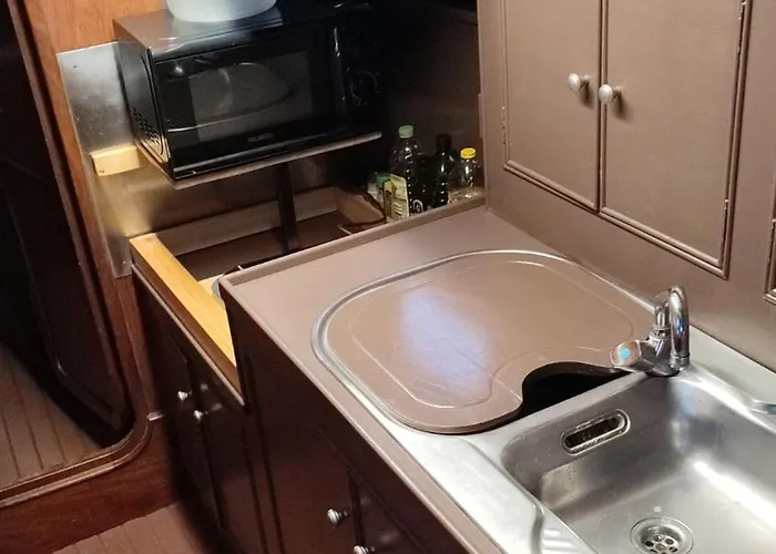 Romantic Sailboat بوتيل