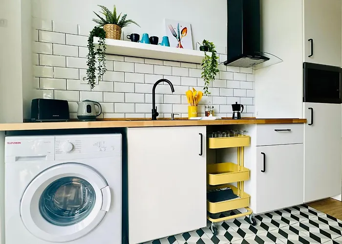 & Cozy Flat Close The *