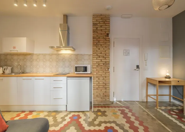 With Antique Floor & Lots Of Sun Light Βαλένθια