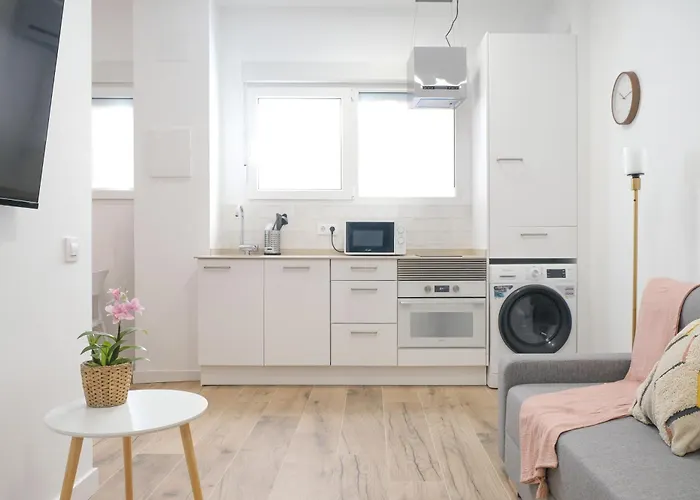 Near To Marathon - Of Arts & Sciences Apartment *