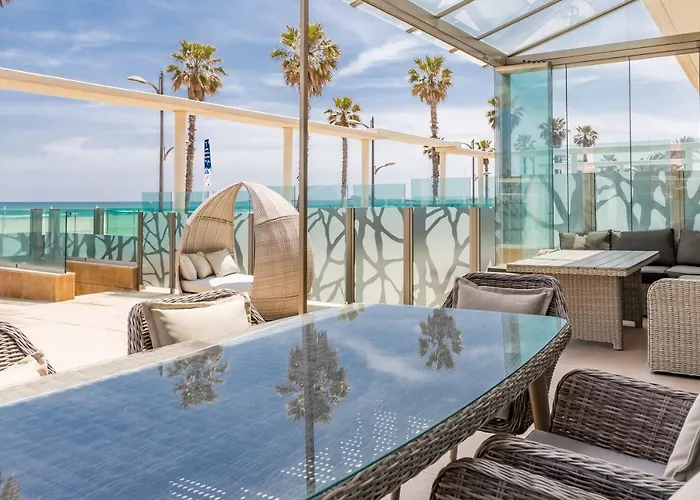 Luxury Front With Pool *