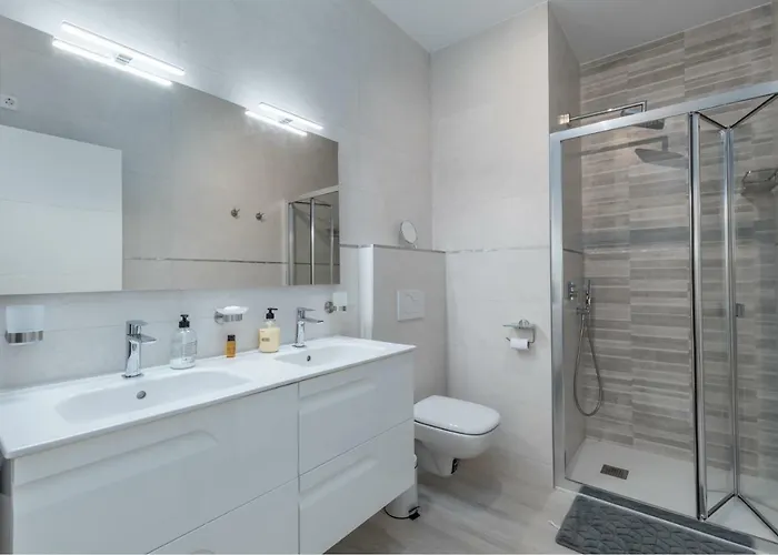 Luxury Front With Pool *