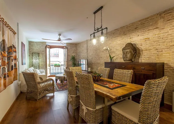 Luxurious & Alluring In Historic Town Lejlighed