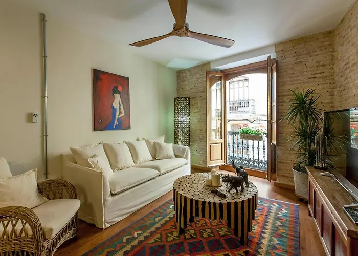 Luxurious & Alluring In Historic Town Lejlighed