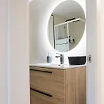 Spacious, Sunny Flat By Of Arts & Sciences