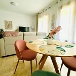 Abat 1 Cool & Wide Flat Next To The Cathedral Апартаменты *