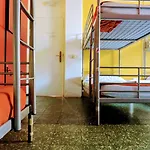 Feetup Backpackers Albergue *