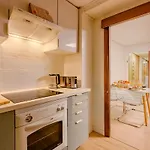 Cabanal Beachfront , 1 Min To Sea , Ac , Coffee , Balcony , Fastwifi *