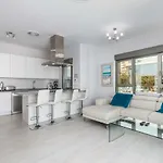 Luxury Front With Pool Appartement *