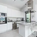 Luxury Front With Pool Appartement *