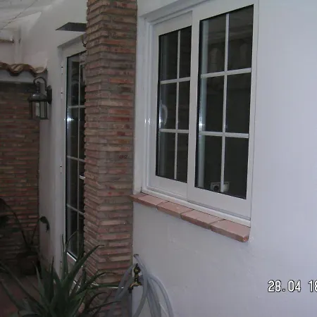 Room In Guest Room - Quiet Single Room In Valencia, With Large Terrace For Pets Maison d'hôtes