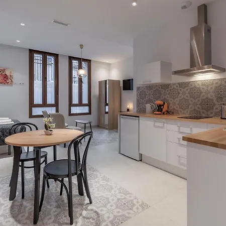 Lägenhetshotell Gorgeous Close To Centre 4*