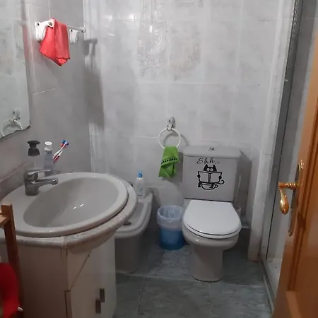 Habitación Pequeña En Piso Compartido Con 2 Adultos Y 1 Perrito Quarto em Acomodações Particulares Valência