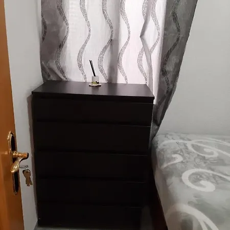 Pequena En Piso Compartido Con 2 Adultos Проживание в семье Валенсия