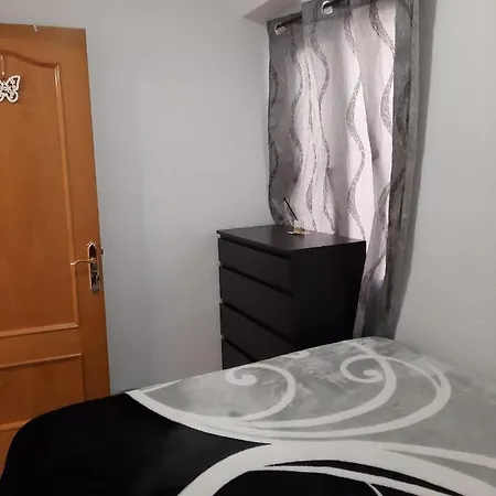Проживание в семье Pequena En Piso Compartido Con 2 Adultos Валенсия