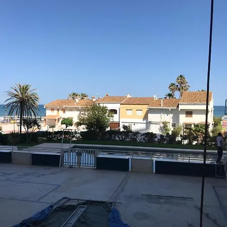 En Complejo Residencial Con Piscina Y Garaje Frente Al Mar *