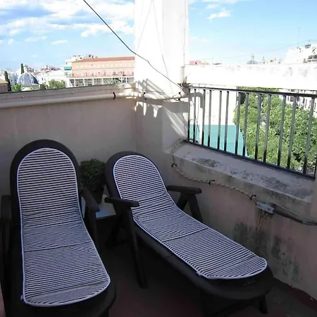 Young Penthouse דירה