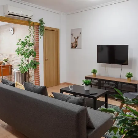 Artsy Large Getaway - 2 Bedroom W Huge Patio - Great For Families And Digital Nomads *