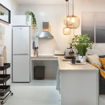 Artistic Digital Retreat-great Location Near Metro Apartment