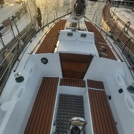 Botel Velero En Puerto De - E&m Boats