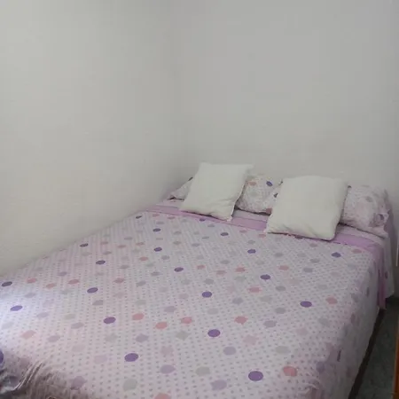 Pequena En Piso Compartido Con 2 Adultos * Валенсия