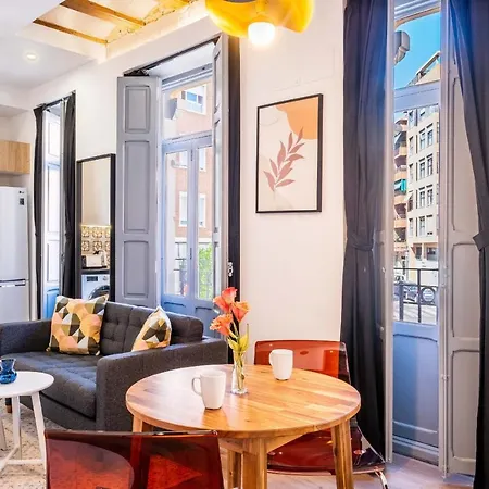 Classy With Unique Design 아파트 *