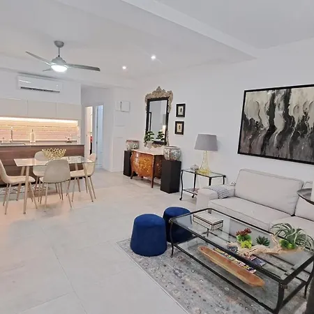 New! Renovated, Centrally Located, Private Entrance, Terrace 아파트 *