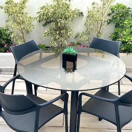 New! Renovated, Centrally Located, Private Entrance, Terrace 발렌시아