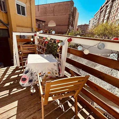 Precioso Con A/a En Ruzafa Con Terracita Privada Y Acceso A Un Jardin, 2-3 Personas Valence