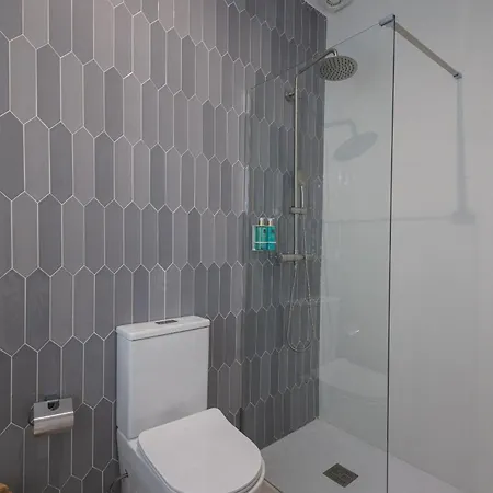 Florit Flats - Ceramic Homes - 4 Guest - Ac Wifi - Near Sorolla Train Station *