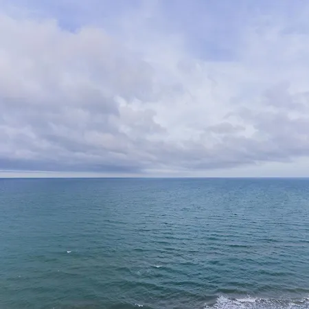 Apartment Ocean's Whisper: Les Palmeres Seaview Sanctuary Valencia