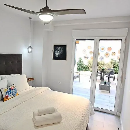 New! Renovated, Centrally Located, Private Entrance, Terrace * 발렌시아