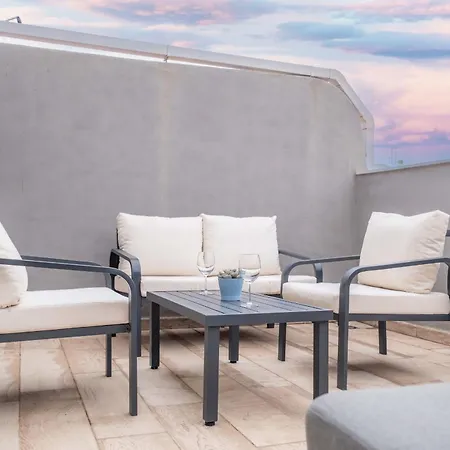 Апартаменты Modern Penthouse With Private Terrace