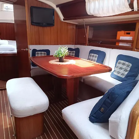 Velero Shabbak Botel *