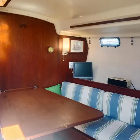 Velero Whimsy Úszó hotel *