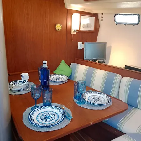 Velero Whimsy Úszó hotel *