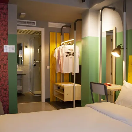 Hostel Room00 *