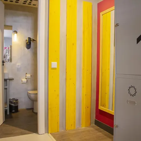 Hostel Room00 *