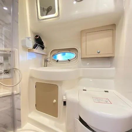 The Yacht Experience Hotel en barco