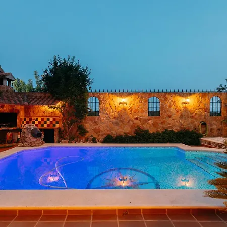 Chalet, Rodeada De Naturaleza Piscina A Doce Klm De Y 7 Del Aeropuerto Semesterbostad Valencia