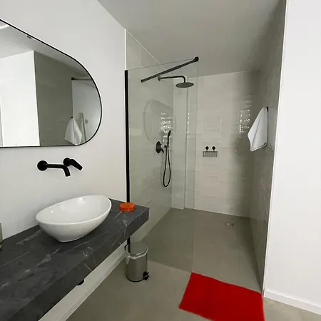 Junto Al Jardin Del Turia * Valence