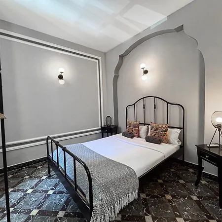 אכסניה The Venue Boutique *