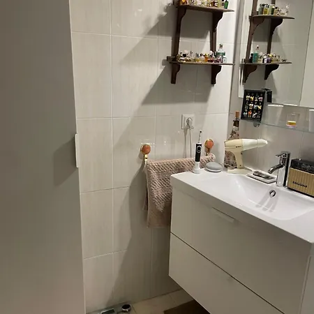 Bonita, Tranquila, Centrica Y Acogedora Habitacion, Solo Chicas, En Vivienda Compartida Con Anfitrion *