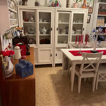 Chica En Vivienda Compartida Con Anfitrion Hombre Lägenhet