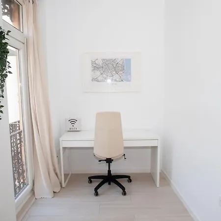 Acogedor Frente A Torres De Serrano 아파트 *