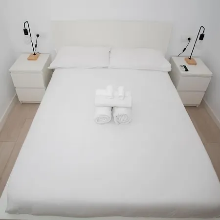 Acogedor Frente A Torres De Serrano 아파트