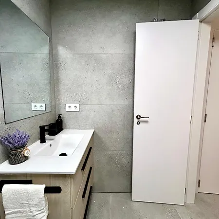 Convenient, Charming 15 Mins From Center Apartment *