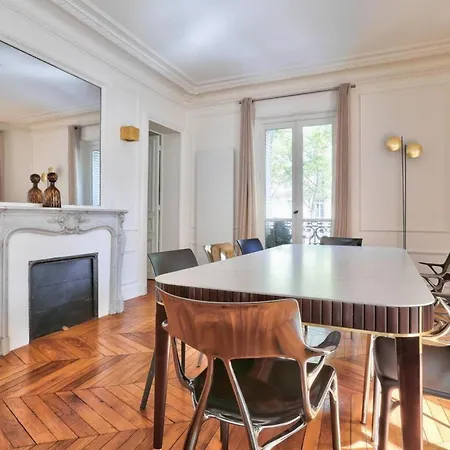 Amazing And Spacious Aparment In Apartment