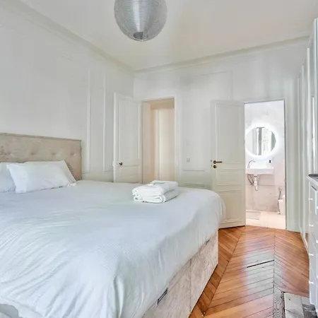 Amazing And Spacious Aparment In *